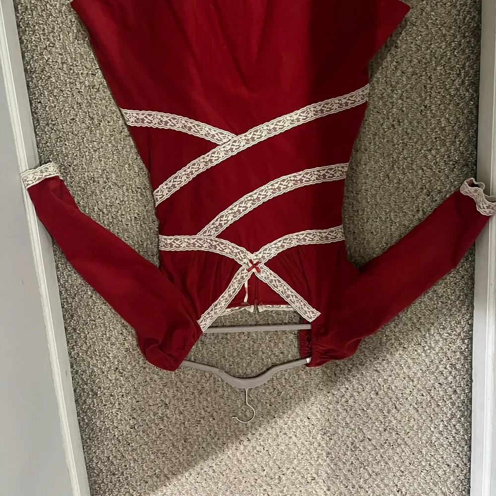 Elegant Red Women's Top with Lace Detailing - Picture 3 of 4